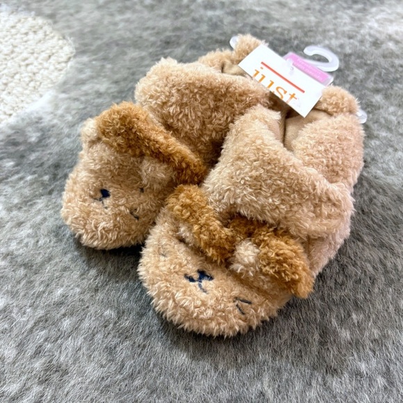 NWT Carters Newborn Lion Fuzzy Slippers - Picture 2 of 8